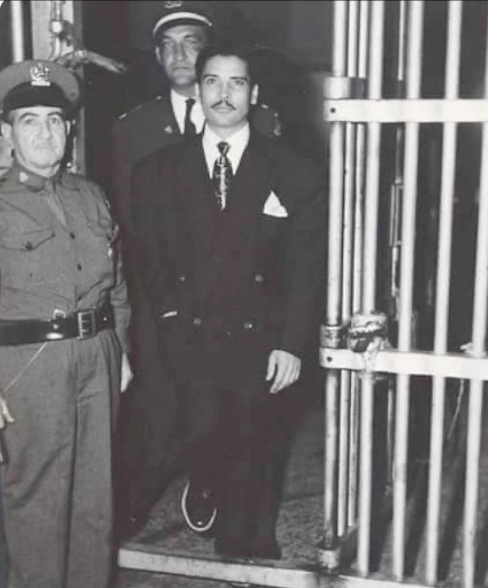 El cantante boricua Daniel Santos entrando o saliendo de la cárcel donde estuvo más de una vez en La Habana a finales de los años 40. Vea ese “uniforme” elegante de presidiario!!!!