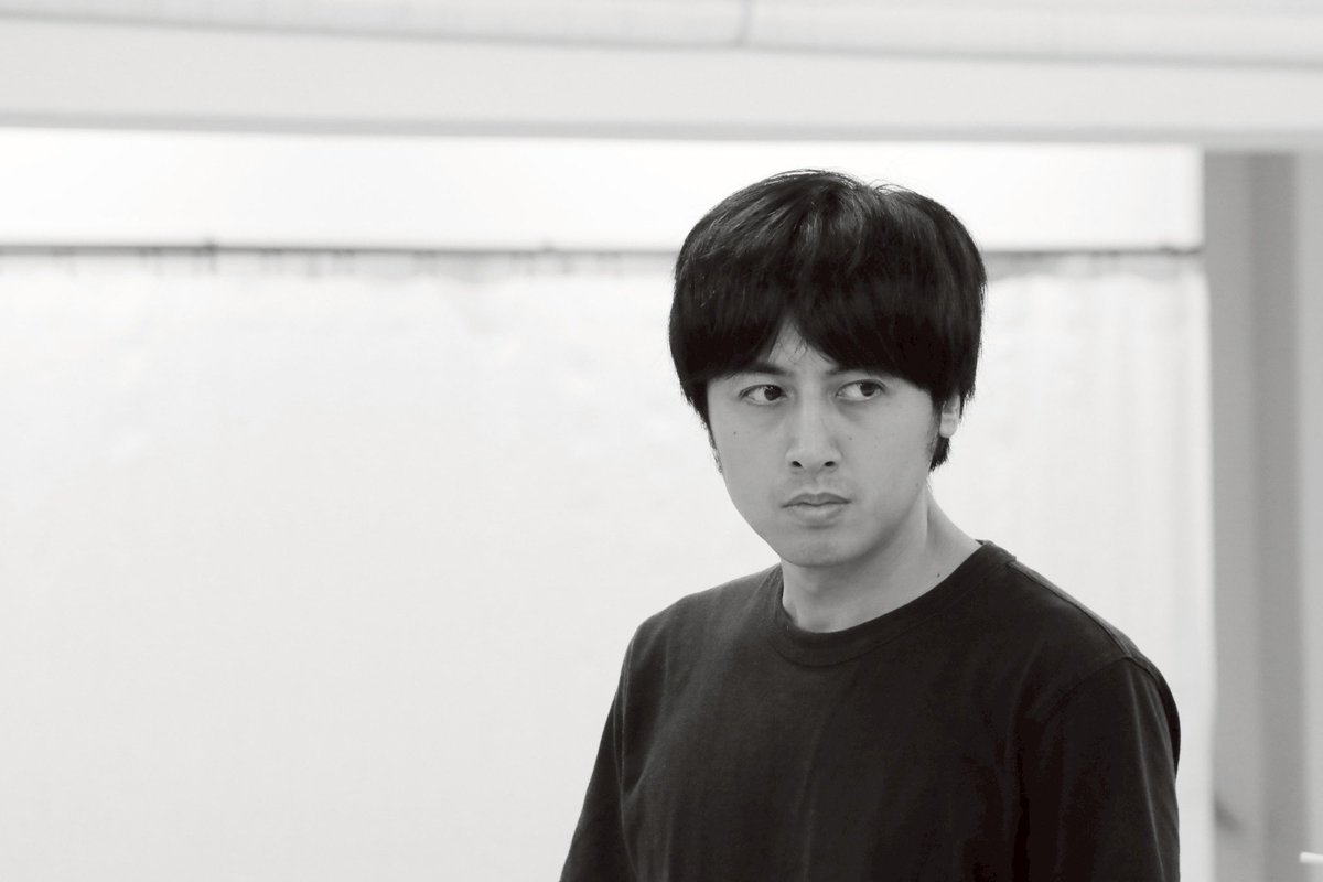 初日まであと7️⃣日

🙌人物紹介①
#蕪﨑俊平 

西出さんに「顔がキレイ」と称された
蕪﨑さん！

#グレアムズ というコントユニットも
組まれています

稽古場で良い香がした時は
ほぼ蕪﨑さんのボディシートです🫧

【椎名】
マラソンランナー🏃
国際大会の優勝候補