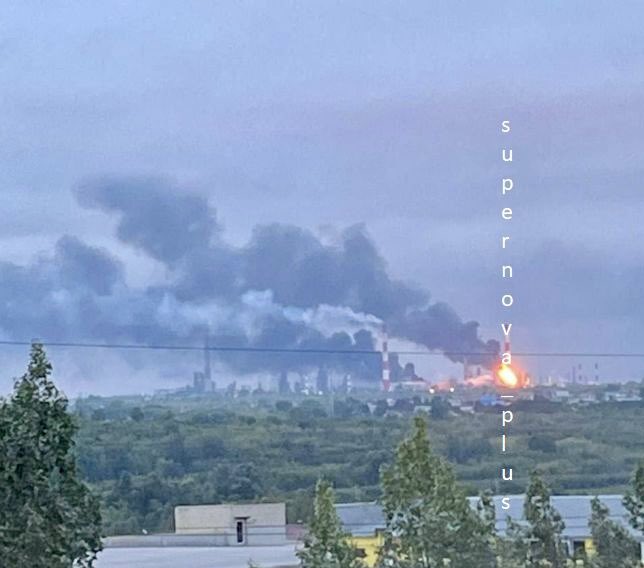 Osinttechnical's tweet photo. Russia’s Syrzan oil refinery was hit by Ukrainian attack drones overnight, and continues to suffer multiple major fires this morning. https://t.co/nOinuAWGRO