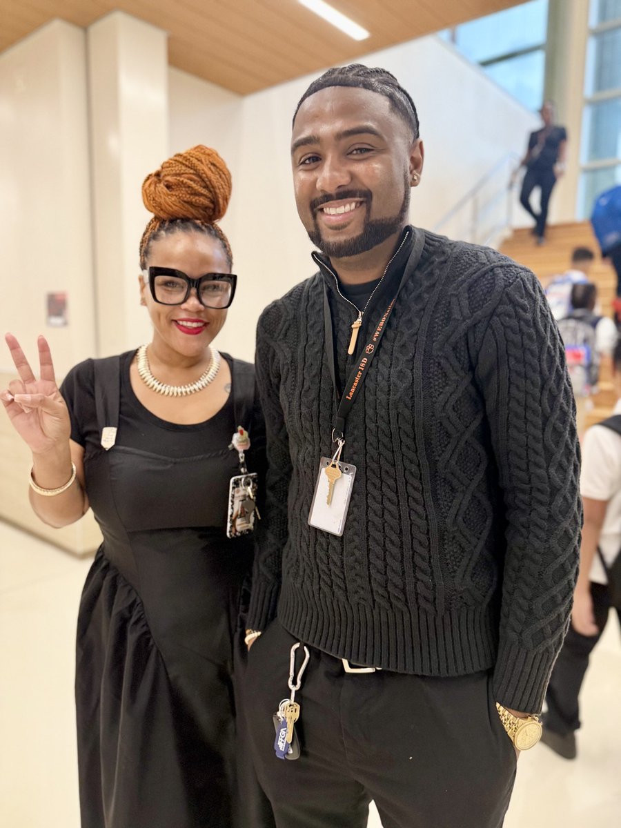 AlexusMGates's tweet photo. First Day of School! !#BestYearEver 🧡🖤🔥@PleasantRunLISD @LancasterISD https://t.co/QJOYUa9KfS