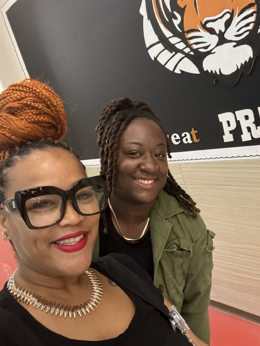 AlexusMGates's tweet photo. First Day of School! !#BestYearEver 🧡🖤🔥@PleasantRunLISD @LancasterISD https://t.co/QJOYUa9KfS