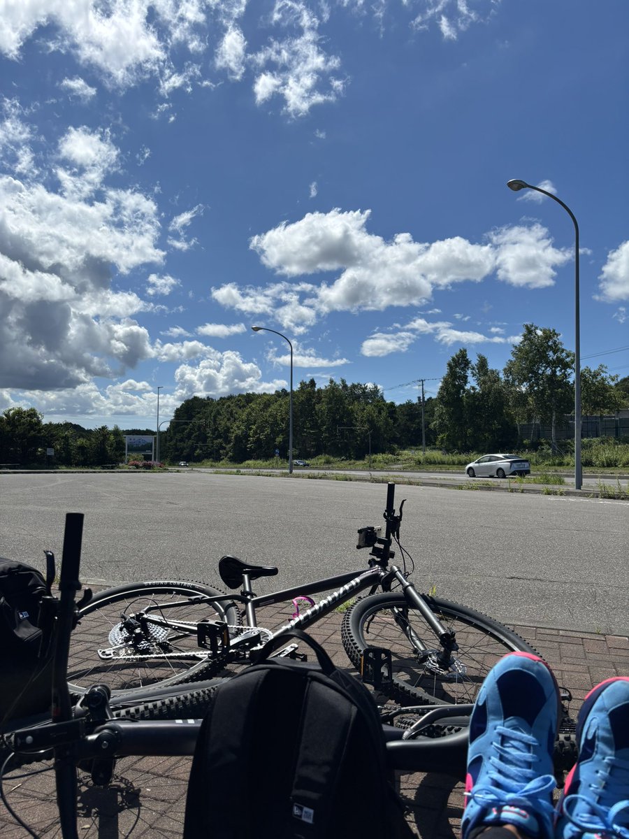 kenbo_555's tweet photo. おはようございます！！
札幌〜新千歳空港までサイクリング🚴
天気良くて最高✌︎
#サイクリング　#マウンテンバイク　#晴天　#スペシャライズド　#ツーリング
#新千歳空港　#暑い🫠　#ポカリ　#ナイキ　#体力回復 https://t.co/9ynT65roq2