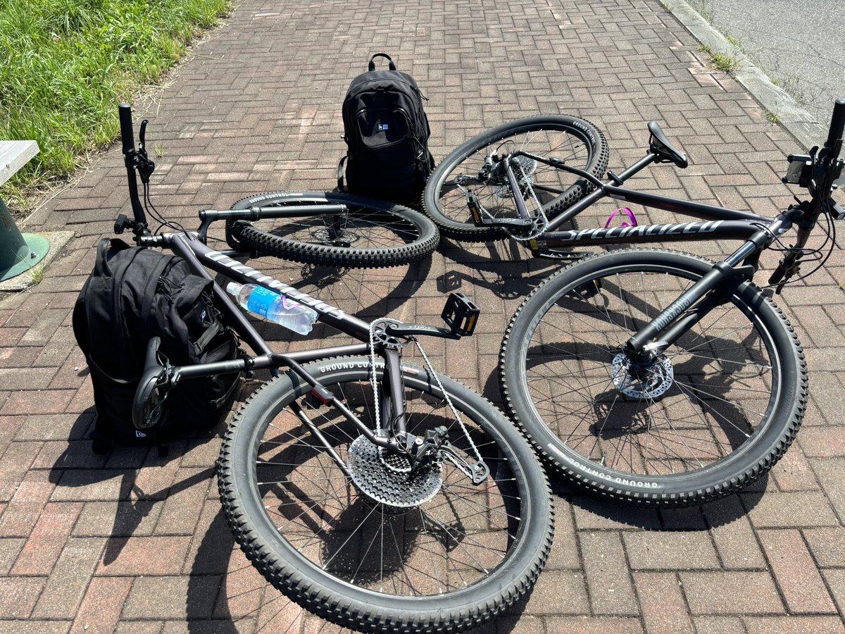 kenbo_555's tweet photo. おはようございます！！
札幌〜新千歳空港までサイクリング🚴
天気良くて最高✌︎
#サイクリング　#マウンテンバイク　#晴天　#スペシャライズド　#ツーリング
#新千歳空港　#暑い🫠　#ポカリ　#ナイキ　#体力回復 https://t.co/9ynT65roq2