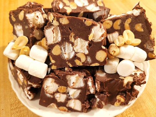 Rocky Road Fudge Made in the Microwave! 🍫🥜🍬

youtu.be/RNDI4noGrbU

#foodie #foodies #dinner #dinnertime #foodblog #foodblogger #recipe #cooking #easyrecipes #dessert #ThursdayVibes #ThursdayFeeling #ThursdayThoughts #ThursdayMotivation #Thursday #chef #ParnellTheChef