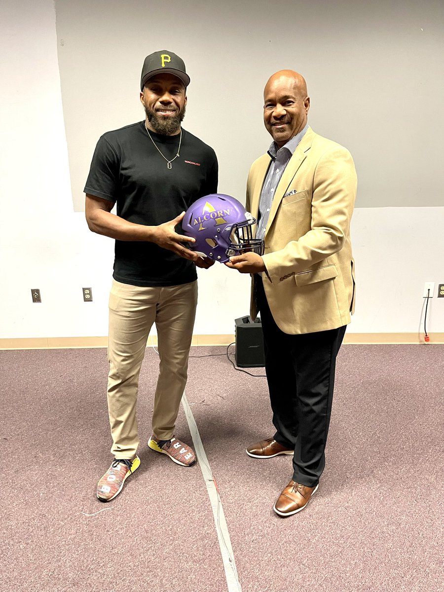 BRAVESSPORTS's tweet photo. Big energy today 💪🏾🔥 Former Kansas City Chiefs star &amp; NFL legend Eric Berry pulled up to drop straight game on perseverance, leadership, and chasing greatness on AND off the field 🏈💯

 #FearTheBrave #BraveNation #AlwaysAlcorn https://t.co/L8EgnxFyI6