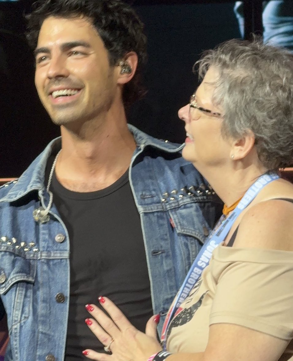 jobroshesitate's tweet image. "É só uma fase" Eu com 50 anos ouvindo jonas brothers e apreciando a beleza do joe