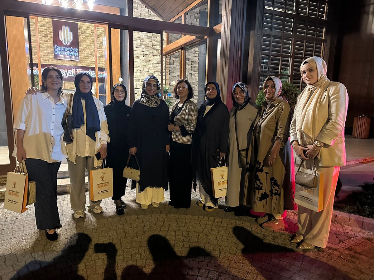 AK Partimizin 24. kuruluş yıl dönümü vesilesiyle; İlçe Başkanımız <a href="/cetinkaya_salim/">Salim Çetinkaya</a>, Belediye Başkanımız <a href="/ismetyildirimtr/">İsmet Yıldırım</a>, Kadın Kolları Başkanımız <a href="/arifegumus25/">Arife Gumuş</a>, Gençlik Kolları Başkanımız <a href="/samettesmer/">Samet Esmer</a>, önceki dönem üç kademe ilçe başkanlarımız, Ümraniye’mizin kurucu isimleri,