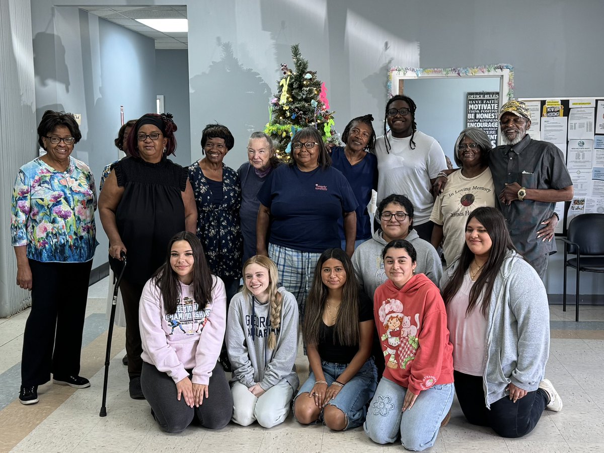 MrsCoachHelton's tweet photo. @TMobile X: @JDfbRecruits
 • Instagram: @jeffdavisfootball
 • Hashtags: #FN5GL &amp; #Sweepstakes
Student Council visits the Senior Center https://t.co/jzbzLk781I
