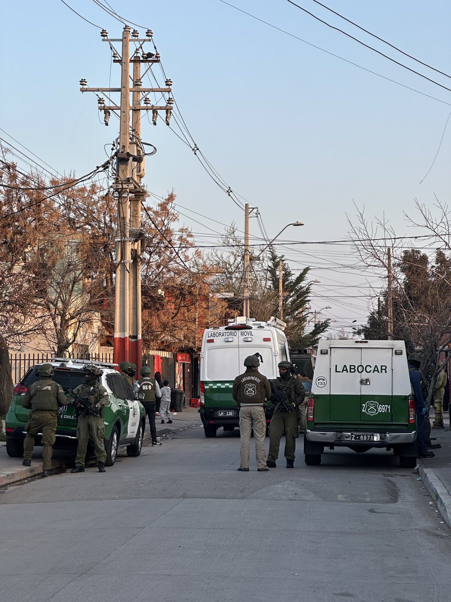 🔴AHORA | El OS9 de Carabineros realiza allanamiento en el sector del Castillo en La Pintana en casa que se habría utilizado para mantener en cautiverio al empresario Ricardo Cantergiani.

<a href="/Cooperativa/">Cooperativa</a>