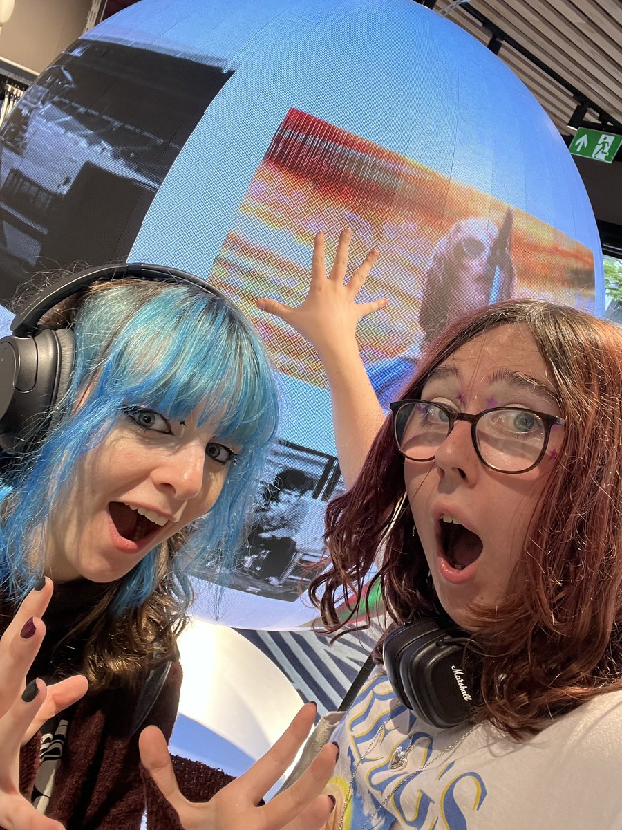AveryMixerAM's tweet photo. Week late. Oh dear.

TWAS THE BEST DAY EVER OMG I LOVE YOU SO MUCH SQUASHERSSS CANNY WAIT TO SEE YOU IN OCTOBER :D https://t.co/vvBIPo6ykb