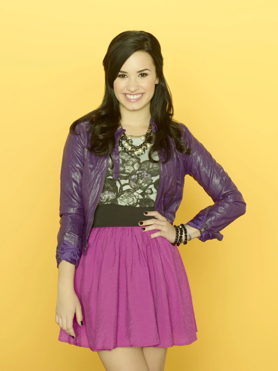 ddlightheway's tweet photo. Sunny Munroe: atriz, comediante, cantora, apresentadora, dançarina, toca instrumentos, legal, simpática, sincera, engraçada

>>>>>>>>>>>abismo do disney chanel >>>>>>>>

Mitchie torres: mentirosa, antissocial, chata, nao ganha nenhuma competição, não é atriz, não é artista https://t.co/oHT9jOierx