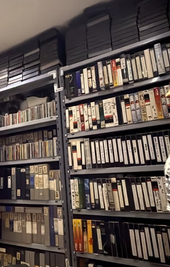 GCWoficial's tweet photo. Si @PABLOSERANTONI me deja ir con una notebook y una grabadora de CD , me copio todo el archivo de esos cds en mí pc , deben haber reliquias de Realmusic y ser music ahí , que no se consiguen, ojalá las compañías volvieran a fabricar cds https://t.co/spFAdAXGw1