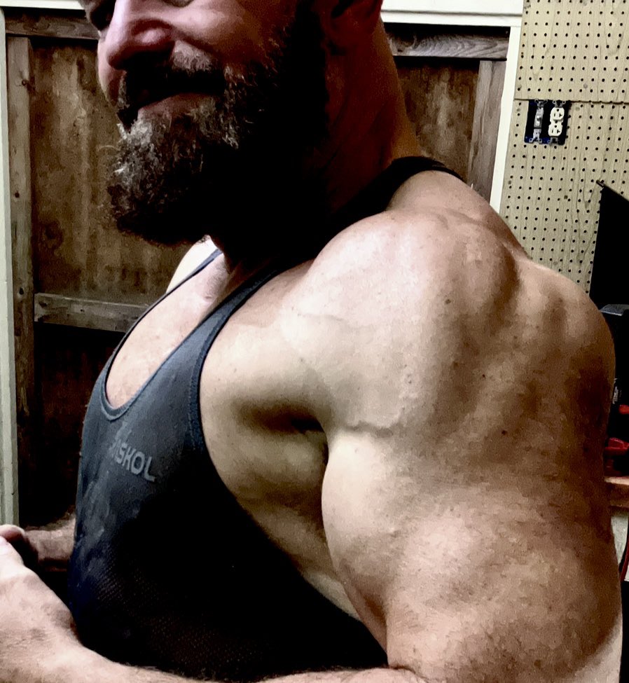 PastorPaulB1's tweet photo. Nice shoulder & core session just now. Off topic, but if only my legs could grow with the same speed & ease as my shoulders, I might be ready for the stage a year from now. But no, my legs only respond to all-out torture. #doworkson #cancersurvivor #thisis66 https://t.co/0ozY6q78Q1