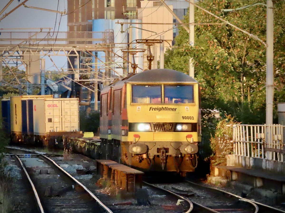 HiPa125's tweet image. Freightliner #Class90 90003+90004 hauling 4S88 1433 Felixstowe North Terminal &amp;gt; Coatbridge Terminal towards Camden Road Station #MildmayLine