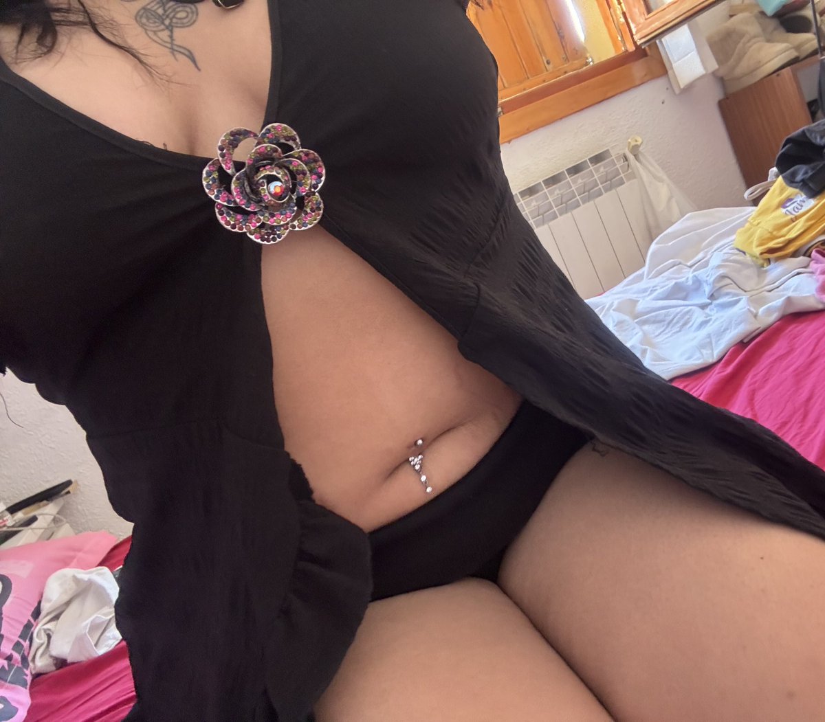 sillyillbimba's tweet photo. hot chubby tummy, but i heard it’s thighs thursday so <3 https://t.co/VsMPURkS12