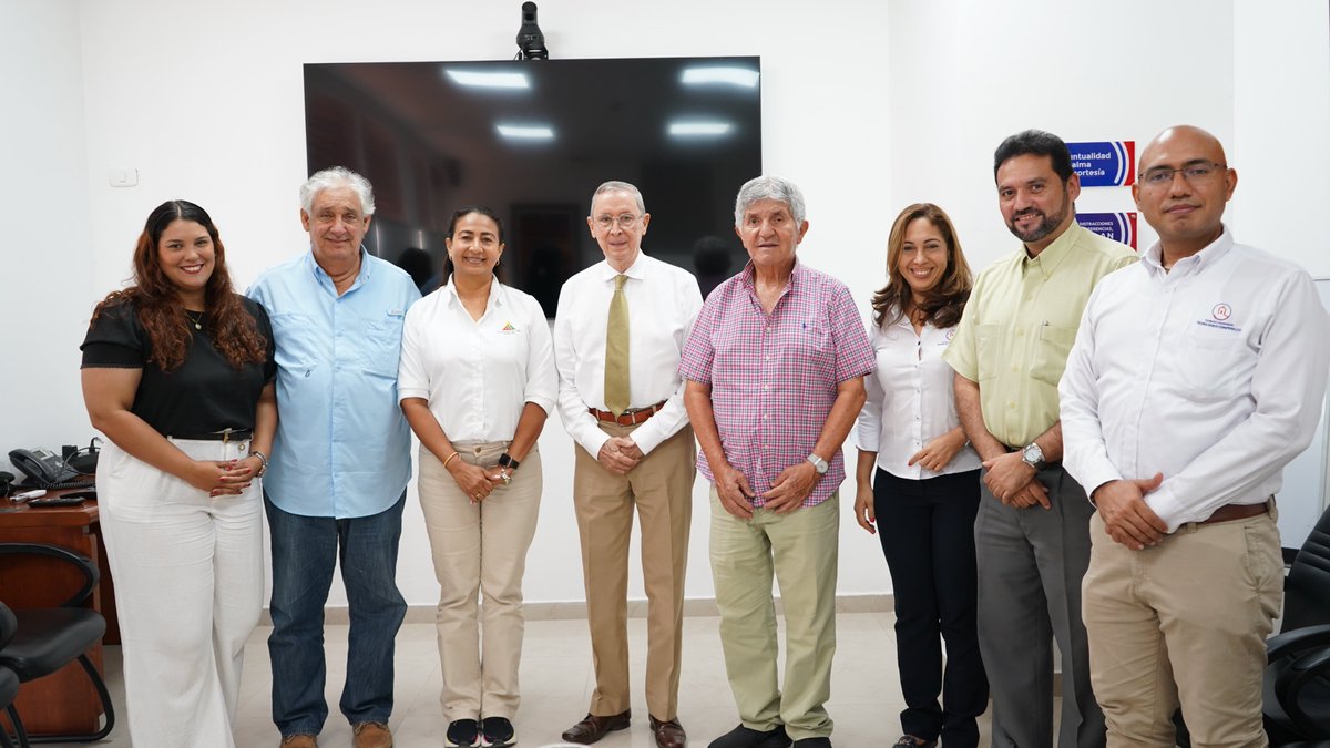 Recibimos a la  Sociedad de Ingenieros y Arquitectos de Bolívar, fortaleciendo la investigación 🔬, la proyección social y la conexión con el sector profesional.
Recorrimos laboratorios y recibimos un reconocimiento por nuestro aporte a la ingeniería civil en la región.