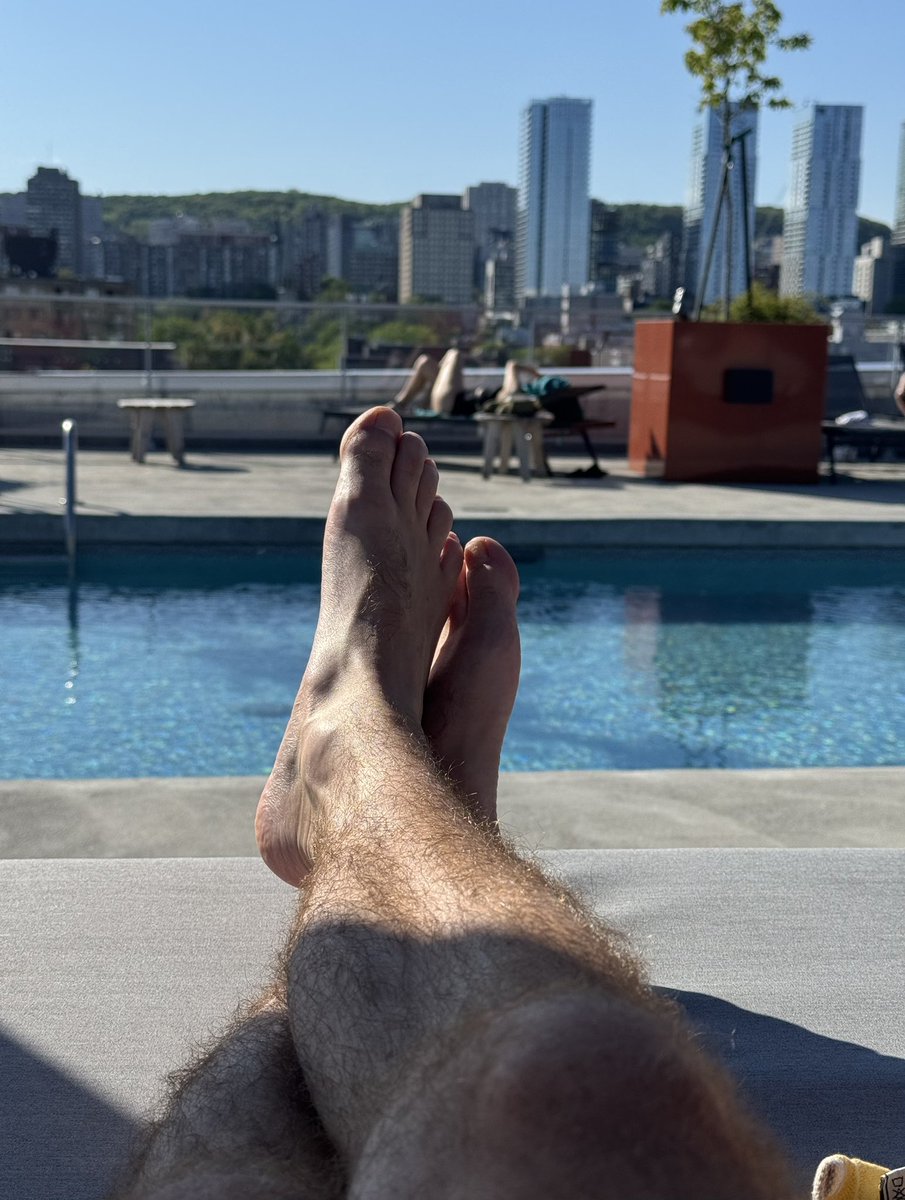 MasterTonyT's tweet image. Rooftop O’clock
I’m tanning while you’re trying to get my attention with those sends