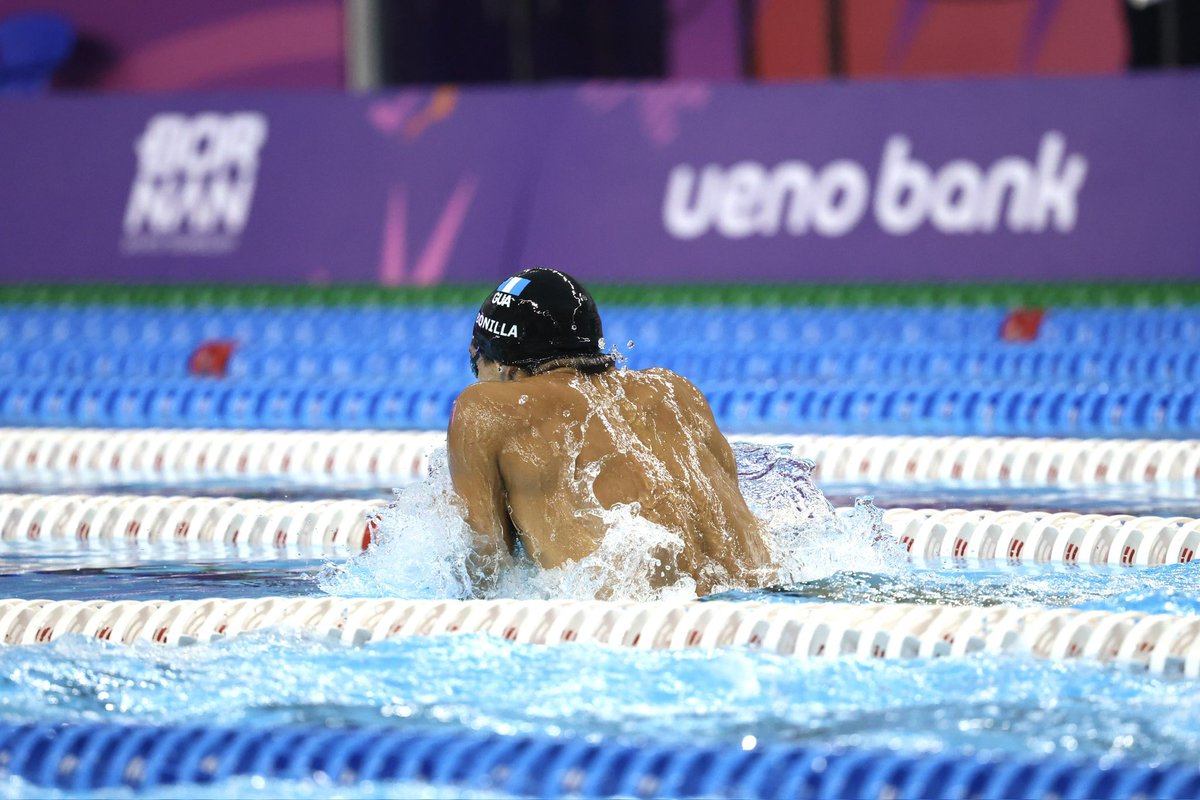 COGuatemalteco's tweet photo. 🏊‍♂️🇬🇹🥇 ¡ENORME ROBERTO! Roberto Bonilla vuelve a brillar en #ASU2025, conquistando la medalla de oro e imponiendo nuevo récord  panamericano junior en los 200m combinados 🔥.

🤩 Tiempo de 2:00.09 para el tritón guatemalteco que con esta victoria, suma su segunda presea dorada en los Juegos, dejando claro que la pasión, la disciplina y el amor por Guatemala son su mejor impulso.
#GuatemalaEnAsunción