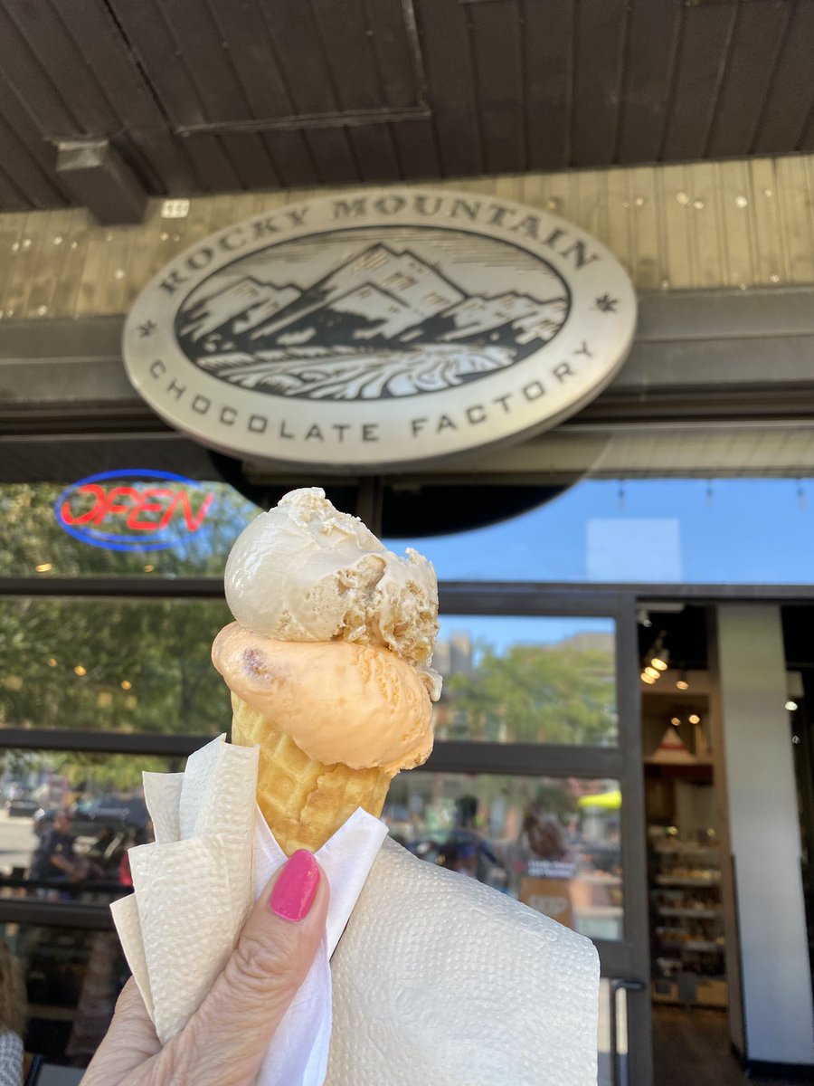 MadameJulie007's tweet photo. I did not buy  « Obama cookies » in the ByWard Market but I did eat a delicious ice cream cone! 😀

Je n’ai pas mangé de « Obama cookies » au Moulin de Provence mais j’ai dévoré une crème glacée au «Rocky Mountain Chocolate Factory » pas loin. 😃
#ILoveOttawa 
#ByWardMarket https://t.co/vdD7SwiJnL