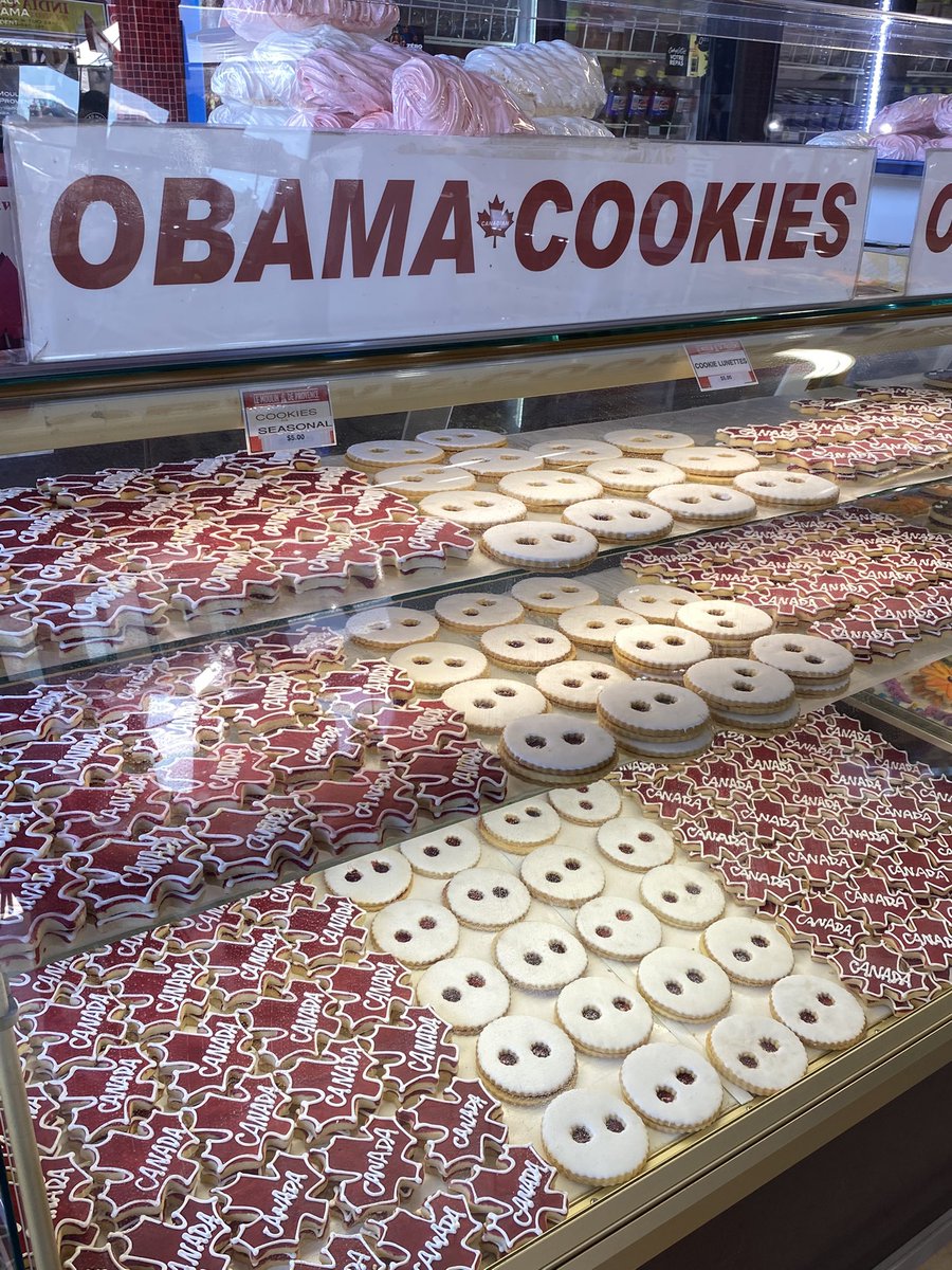 MadameJulie007's tweet photo. I did not buy  « Obama cookies » in the ByWard Market but I did eat a delicious ice cream cone! 😀

Je n’ai pas mangé de « Obama cookies » au Moulin de Provence mais j’ai dévoré une crème glacée au «Rocky Mountain Chocolate Factory » pas loin. 😃
#ILoveOttawa 
#ByWardMarket https://t.co/vdD7SwiJnL