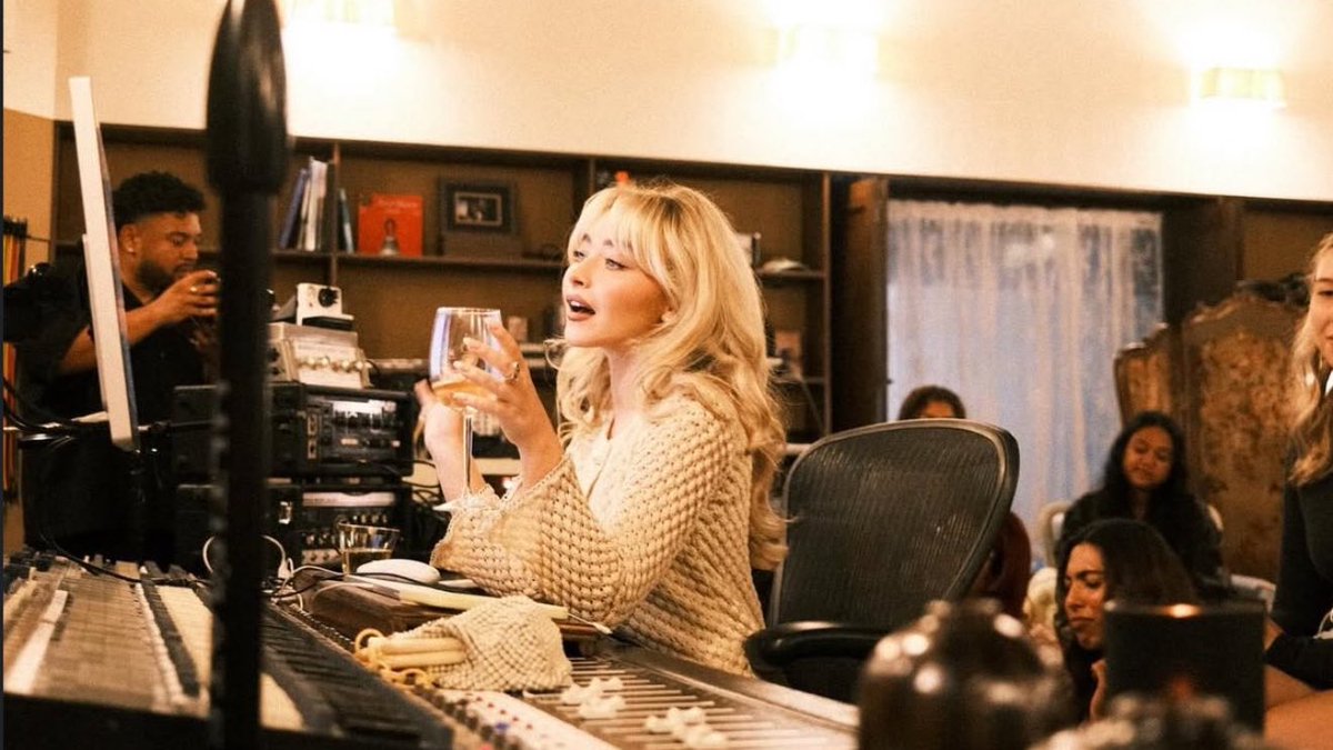 emails4sabrina's tweet photo. guys if you were there… how is the album? does it sound like anything she’s done before? did you cry? omg tell me everything please (without spoiling obvi) https://t.co/6YmpMdBp4n
