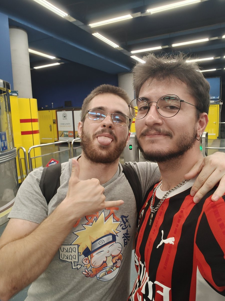 Que me haya encontrado al señor <a href="/Borjavlc_1999/">Borjavlc_1999</a> en el metro en la L1 de pura casualidad mientras los dos veníamos de coger un AVE

Pa'que luego digan que Madrid es grande