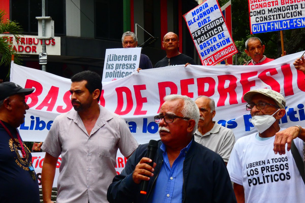 📸 Diversas organizaciones políticas, sociales y sindicales se concentraron este jueves a las afueras de la Defensoría del Pueblo en Caracas para denunciar una escalada de persecución, criminalización y encarcelamiento de dirigentes y activistas.
