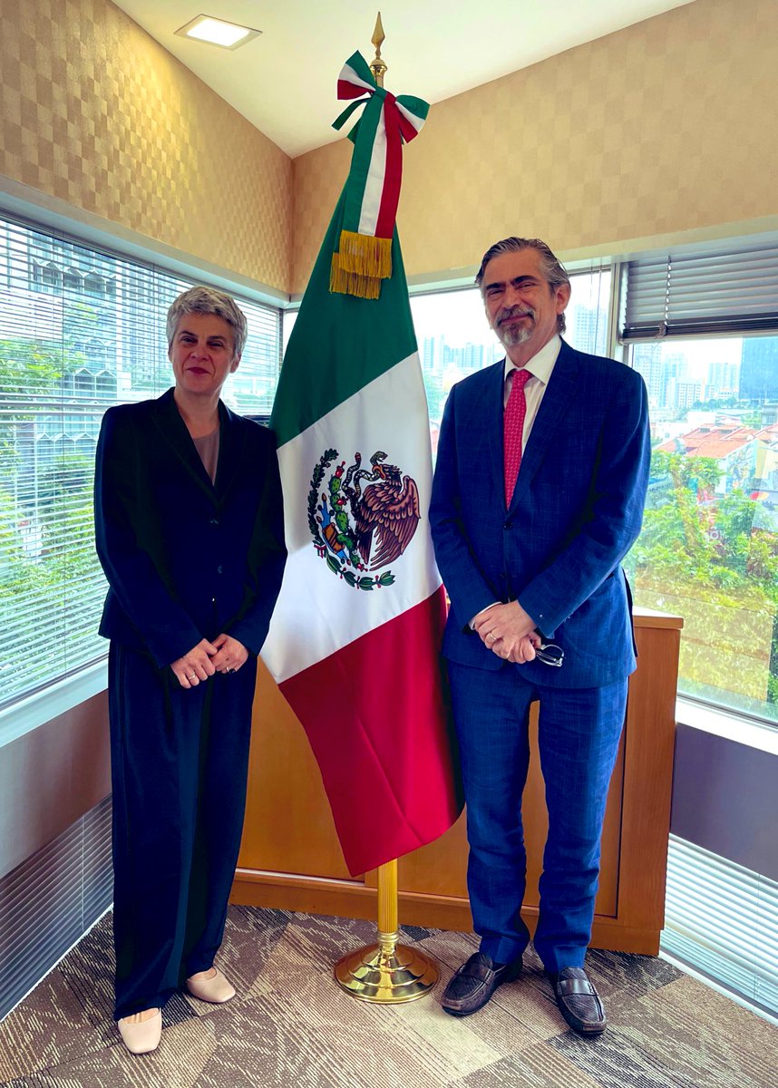 Dí la bienvenida a la  Embajadora de la República Checa en Singapur, Danna Baschová, destacada diplomática con amplia experiencia en relaciones internacionales y cooperación transatlántica. Habla impecable español habiendo sido Directora General para las Américas.