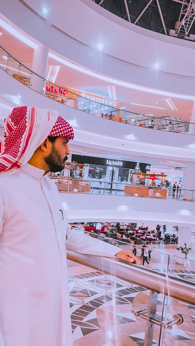 يا عيد زانت حالتي وطاب جوي
من يوم بطلت الغرام وطواريه

صديت لانه مايناسب سموي 
عادي وقليل الأصل لابد اجافيه

توي بربيع العمر والورد توي 
ما مال غصني رغم همً عثى فيه

ياعيد صار اليوم خلي عدوي
واجب علي ياعيد ابعد واخليه