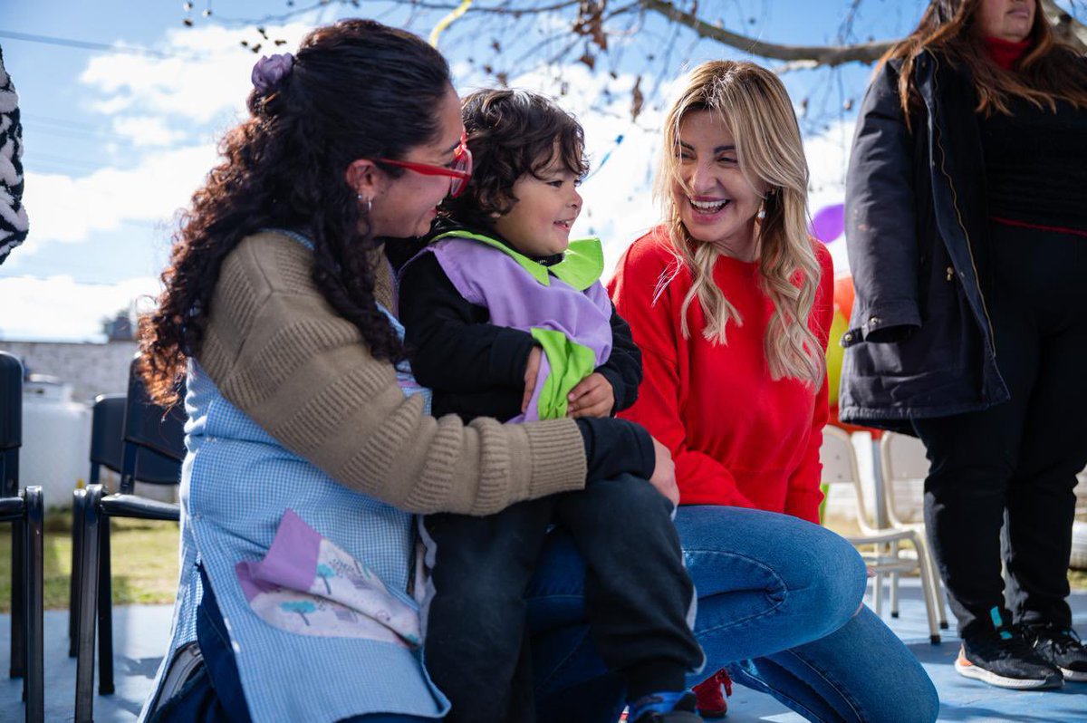 marisafassi's tweet photo. Celebramos el primer aniversario del Jardín Arcángel San Gabriel, en el barrio de #LosPozos, junto a su directora, maestras y auxiliares, pilares fundamentales en la formación de los chicos y en la construcción de este espacio de amor y aprendizaje.
#SiempreCañuelas https://t.co/MK8Gt86Hyn