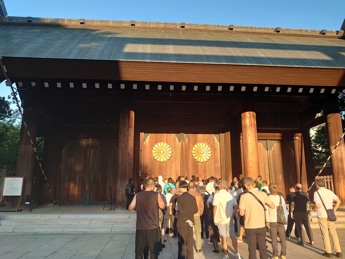 sinryukai's tweet photo. 8月15日「終戦の日」開門と同時に靖国神社参拝に行って来ました。

靖国の杜の
風は静かに
名もなき勇の声を運ぶ
その犠牲の上に
いまの平和は立つ

花を捧げ
心を傾け
ただ深く　感謝す。

一片の短詩を捧げます。
英霊の御霊よ安らかに! https://t.co/v3yrNmGkw5