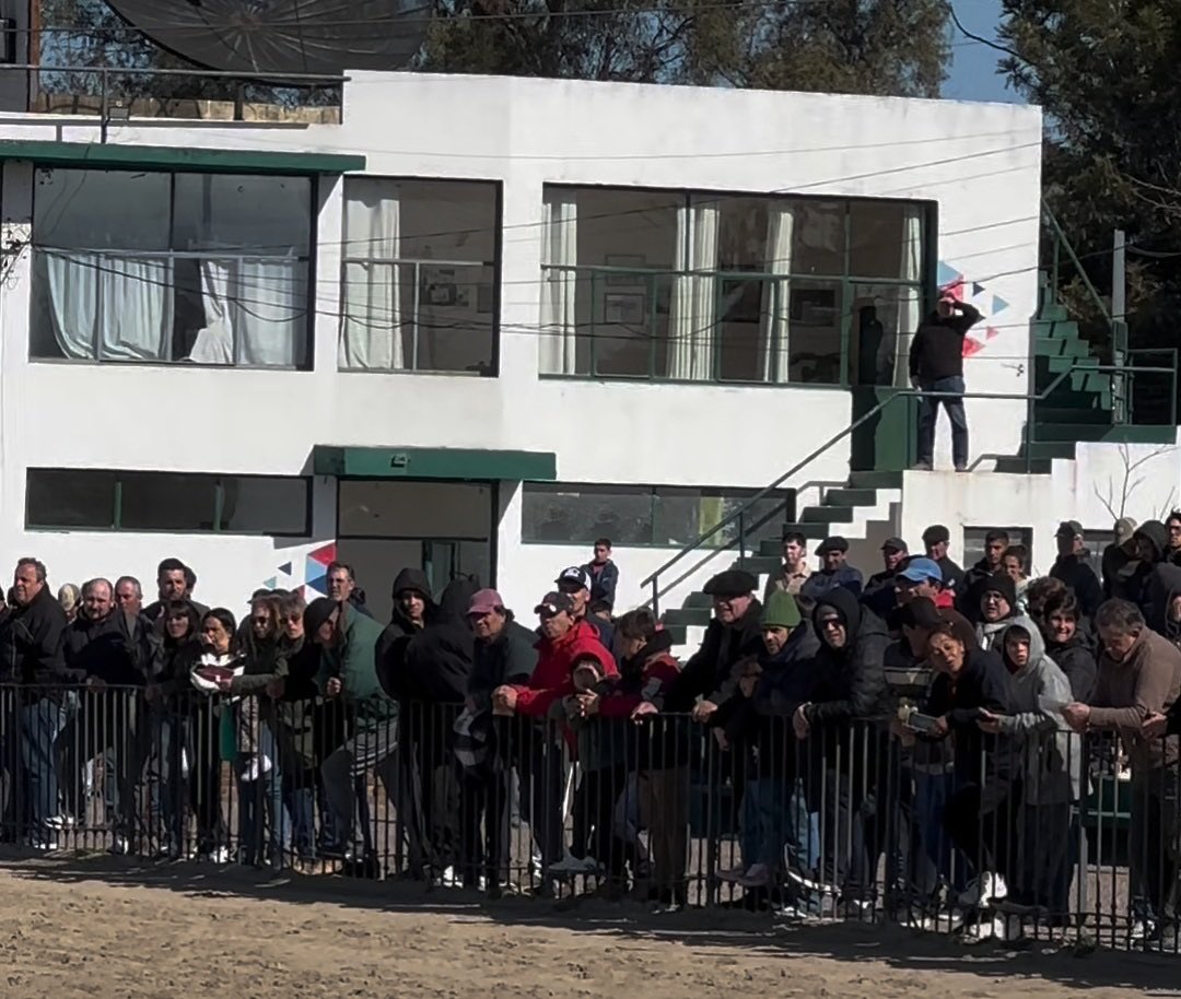 En la jornada de hoy se corrió el Clásico Especial Bicentenario de la Declaratoria de la Independencia.
De la entrega de premios participaron el Srio.Gral. <a href="/JoseLuisCurbelo/">José Luis Curbelo</a>, el Dir. de Administración, <a href="/Ignacio_Costa/">Tato Nacho</a> y encargado de actividades y deportes ecuestres, <a href="/MathDominguezz/">Mathias Domínguez Buffa</a>