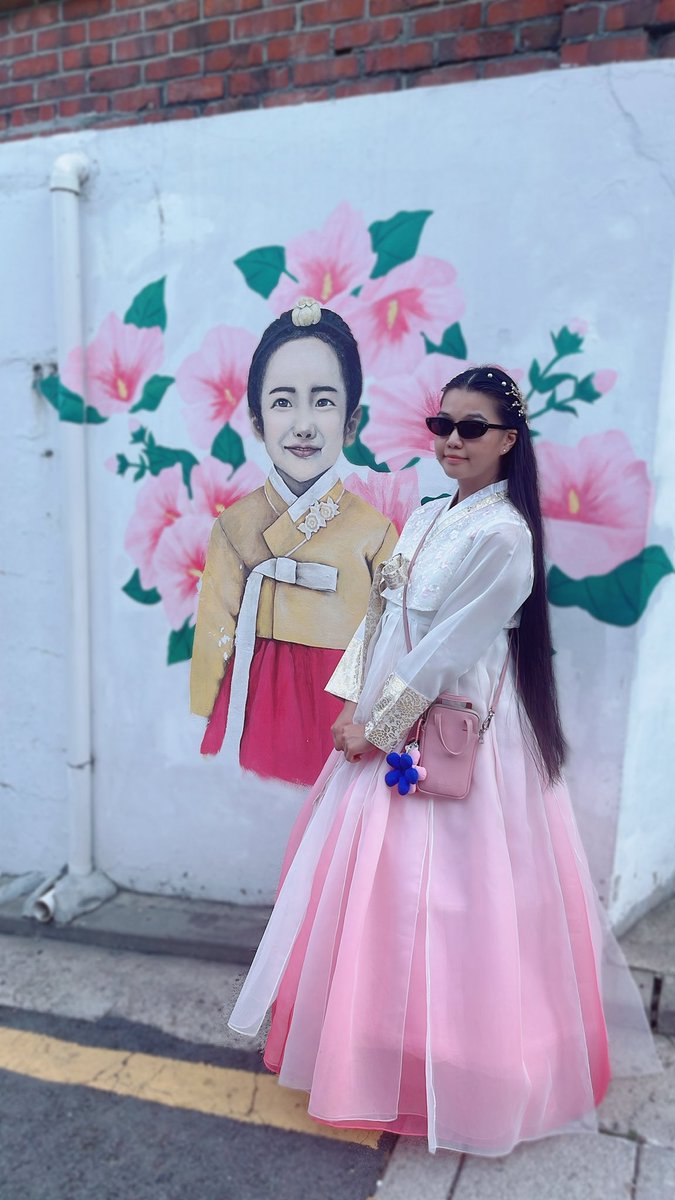 Өглөөний мэнд
Миний л амьдрал, миний л харах өнцөг, миний л хэв маяг, миний л хэлбэр дүрс… 
Бусдыг үзэн ядаж, харааж зүхэж орж ирэхийн оронд өөрийнхөө амьдралыг гэрэлтүүлэх гэж тэмүүлдэг байгаасай.

📜 Соёл гэдэг мэдлэг, хүмүүжил, гоо зүйн нэгэн цогц.