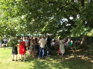 DatingOost's tweet photo. Zaterdagavond én zondagmiddag singlesborrels in de tuin ☀️ 🍹 in Hengevelde (±40-67jr) en in Markelo voor singles bóven de 60. Lees meer → https://t.co/g9ccjYlWXw https://t.co/eujwCB5rdK
