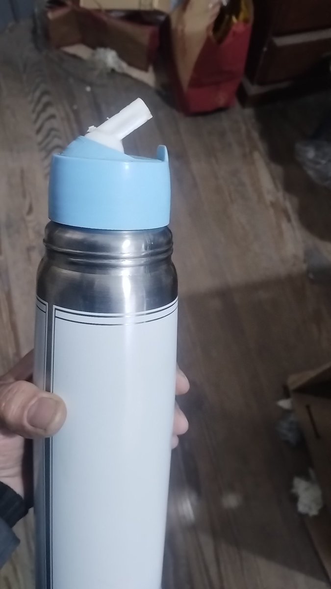 Ojo, <a href="/LumilagroArg/">Lumilagro Oficial</a> tiene el peor pico vertedor que haya usado en mi vida. No sale el agua! Y ya le compré un pico nuevo y es igual, no sale.