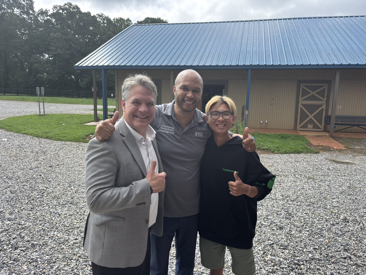 Nothing beats a surprise visit from Superintendent Dr. Young! <a href="/JMY_FCS/">Mitch Young</a>! Pulled up on the Vet Science class at <a href="/DenmarkHS/">Denmark High School</a> <a href="/FCSchoolsGA/">Forsyth County Schools</a> <a href="/fcspathways/">Forsyth County Schools Pathways | CTAE & Fine</a> #safeconnectedandthriving