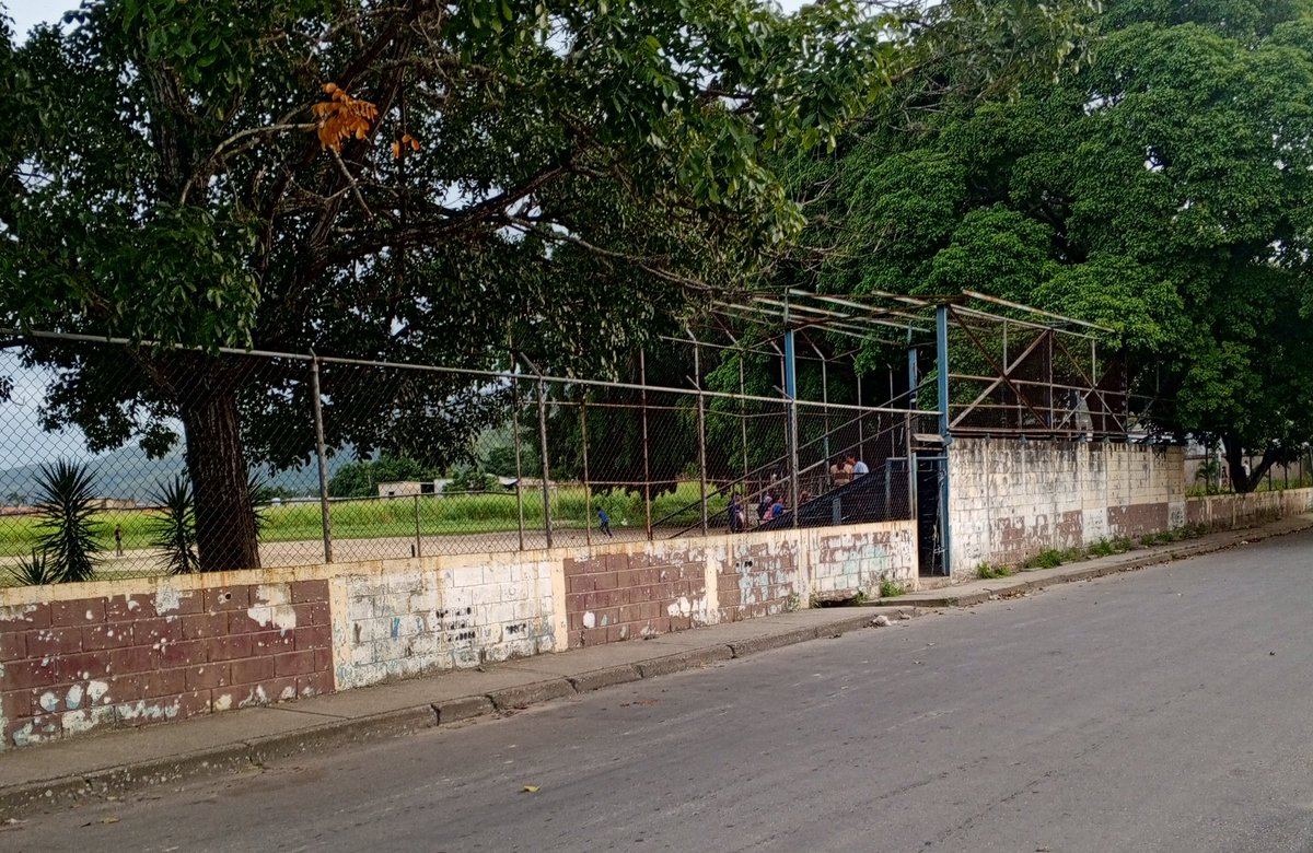 Denuncian abandono del complejo deportivo Santa Eduviges. #Naguanagua 

instagram.com/reel/DNS60DwgI…