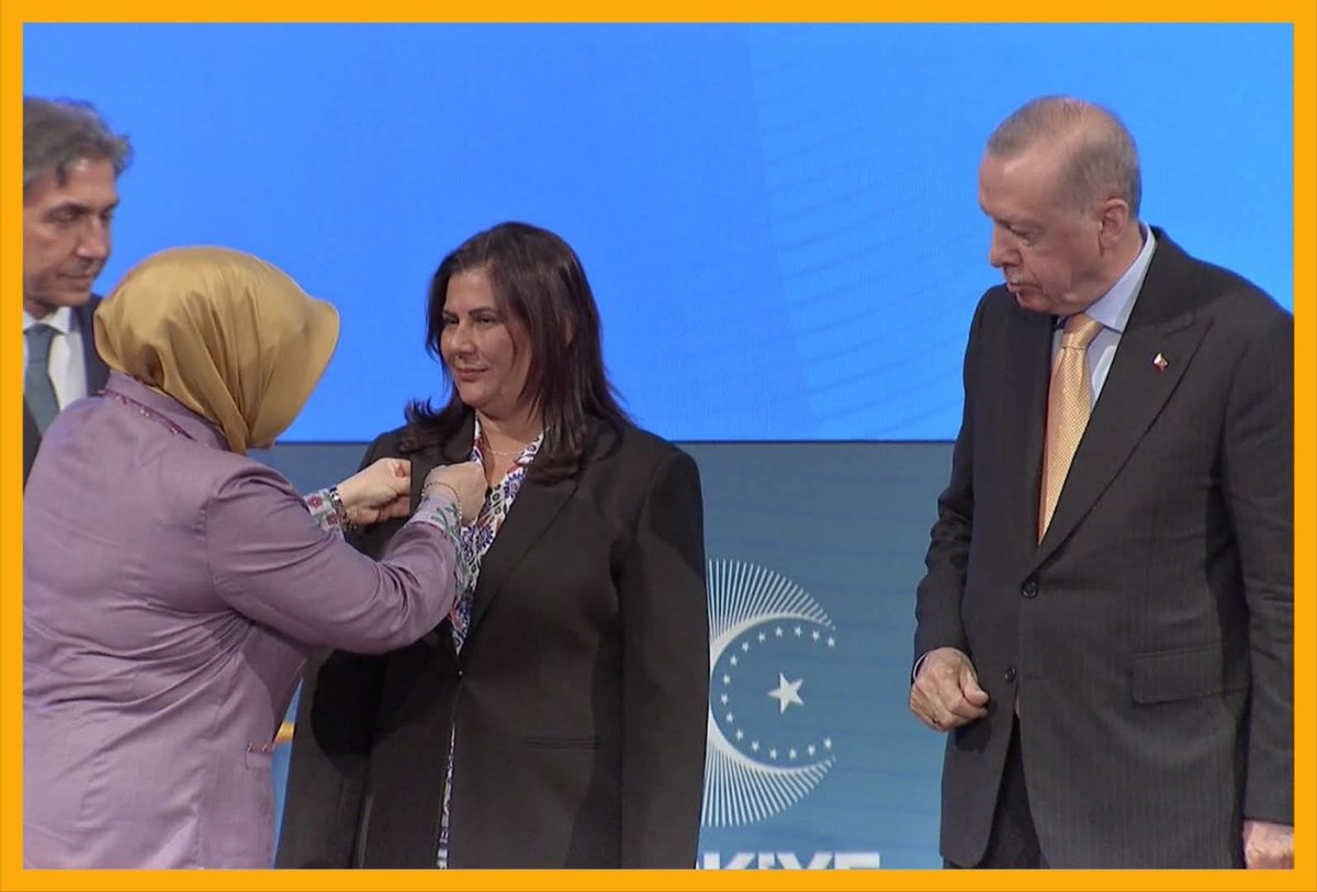 استقالة تهز الأوساط السياسية في تركيا.. رئيسة بلدية آيدين، أوزلم تشرجي أوغلو، تفاجئ الساحة السياسية بإعلان استقالتها من حزب الشعب الجمهوري المعارض وانضمامها إلى حزب العدالة والتنمية الحاكم، في خطوة تنقل إدارة البلدية من المعارضة إلى الحزب الحاكم.