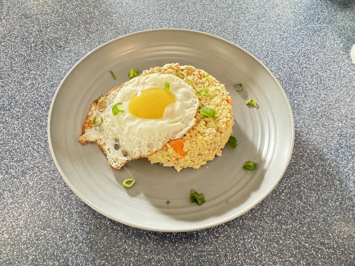 cook_withchris's tweet photo. Keto Fried "Rice" is live! 🥢🔥
One pan, low-carb, bacon + pork
Watch here 👉 https://t.co/SsJpjYNQ9q
#keto #lowcarb #friedrice https://t.co/7ajpQ7ROuz