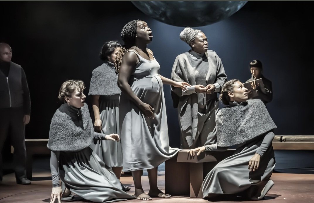 BrigitteUhrmann's tweet photo. #AWintersTale at #RSC is no tale of black &amp; white. #BertieCarvel and #JohnLight point out that both "brothers" have their demons. A strong Paulina and a pure Perdita move events towards reconciliation. Magical bear fight. Mystic sound carpet by @RhiannaCompton. https://t.co/Q0SQYdAX2g