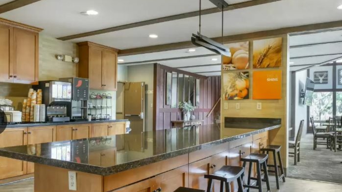 CIFlagstaff's tweet image. Start your day right with our complimentary breakfast! Enjoy waffles, scrambled eggs, and other hot favorites—all included with your stay. bit.ly/36MCv6M #BreakfastIncluded #StayAndSavor