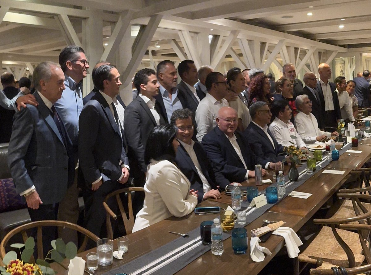 Bernardo Aguilar (@baguilarc) on Twitter photo Gratísima y extraordinaria convivencia tuvimos en <a href="/GuzinaOaxaca/">Guzina Oaxaca</a> con muy distinguidos oaxaqueños y oaxaqueñas del ámbito público -político, empresarial, artístico- radicados en la #CDMX, en honor a nuestro querido paisano <a href="/HugoAguilarOrti/">Hugo Aguilar Ortiz</a>, próximo Presidente de la <a href="/SCJN/">Suprema Corte</a>.
Algunas Gratísima y extraordinaria convivencia tuvimos en <a href="/GuzinaOaxaca/">Guzina Oaxaca</a> con muy distinguidos oaxaqueños y oaxaqueñas del ámbito público -político, empresarial, artístico- radicados en la #CDMX, en honor a nuestro querido paisano <a href="/HugoAguilarOrti/">Hugo Aguilar Ortiz</a>, próximo Presidente de la <a href="/SCJN/">Suprema Corte</a>.
Algunas