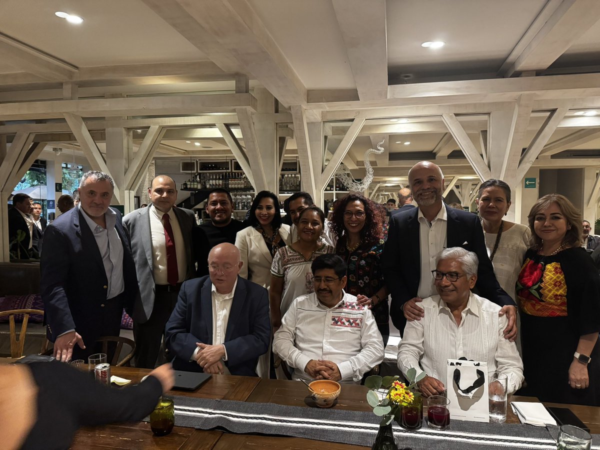 BernardoDeLMC's tweet photo. Gratísima y extraordinaria convivencia tuvimos en @GuzinaOaxaca con muy distinguidos oaxaqueños y oaxaqueñas del ámbito público -político, empresarial, artístico- radicados en la #CDMX, en honor a nuestro querido paisano @HugoAguilarOrti, próximo Presidente de la @SCJN.

Algunas de las personalidades que se dieron cita en éste inolvidable encuentro fueron:

- Almirante Secretario Raymundo Morales, Titular de la @SEMAR_mx.
- @colmenaresparam, Titular de la @ASF_Mexico .
- Omar Vázquez, recién designado nuevo Director General del @INAHmx.
- @ErendiraCruzvil, Titular de la @CDMXConsejeria.
- @ALEIDAALAVEZ, Alcaldesa de @Alc_Iztapalapa.
- Jacobo y María Ángeles, de Taller Jacobo & María Ángeles.
- Y muchos y muchas más.

Es un orgullo que nuestro estado sea origen de tantas personas que hoy se encuentran en posiciones de alta responsabilidad. No es casual: #Oaxaca siempre ha sido cuna de grandes hombres y mujeres que mucho han aportado a la historia y a la cultura de nuestro país.

Agradezco cumplidamente la invitación de nuestro querido amigo y paisano -y ésta vez también anfitrión-, Ing. @netsalvatierra, destacado oaxaqueño de amplia trayectoria en el sector empresarial y gubernamental.

Amigas y amigos, no dejen de visitar @GuzinaOaxaca, magnífico restaurante de comida oaxaqueña, incluido en @GuiaMichelin_ES.

¡Viva #Oaxaca!

@Claudiashein @m_ebrard @ClaraBrugadaM @Fer_MercadoG @ALaMagdalenaC