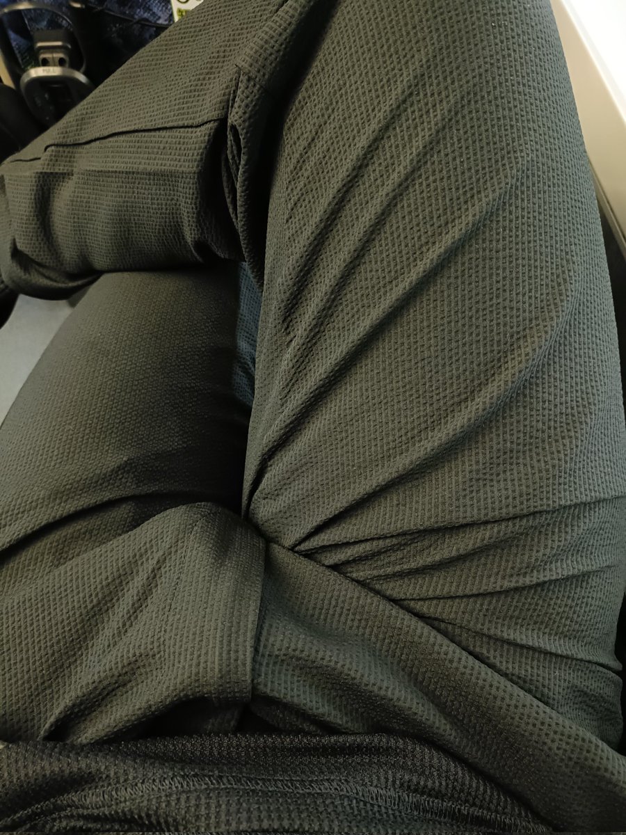jackson0j's tweet photo. 少し長めの出張からやっと帰ってこれました。
夏用パンツは薄いからもっこりしてしまいがちです。意識すると何だか余計に。。 https://t.co/JaA4PifQ5H