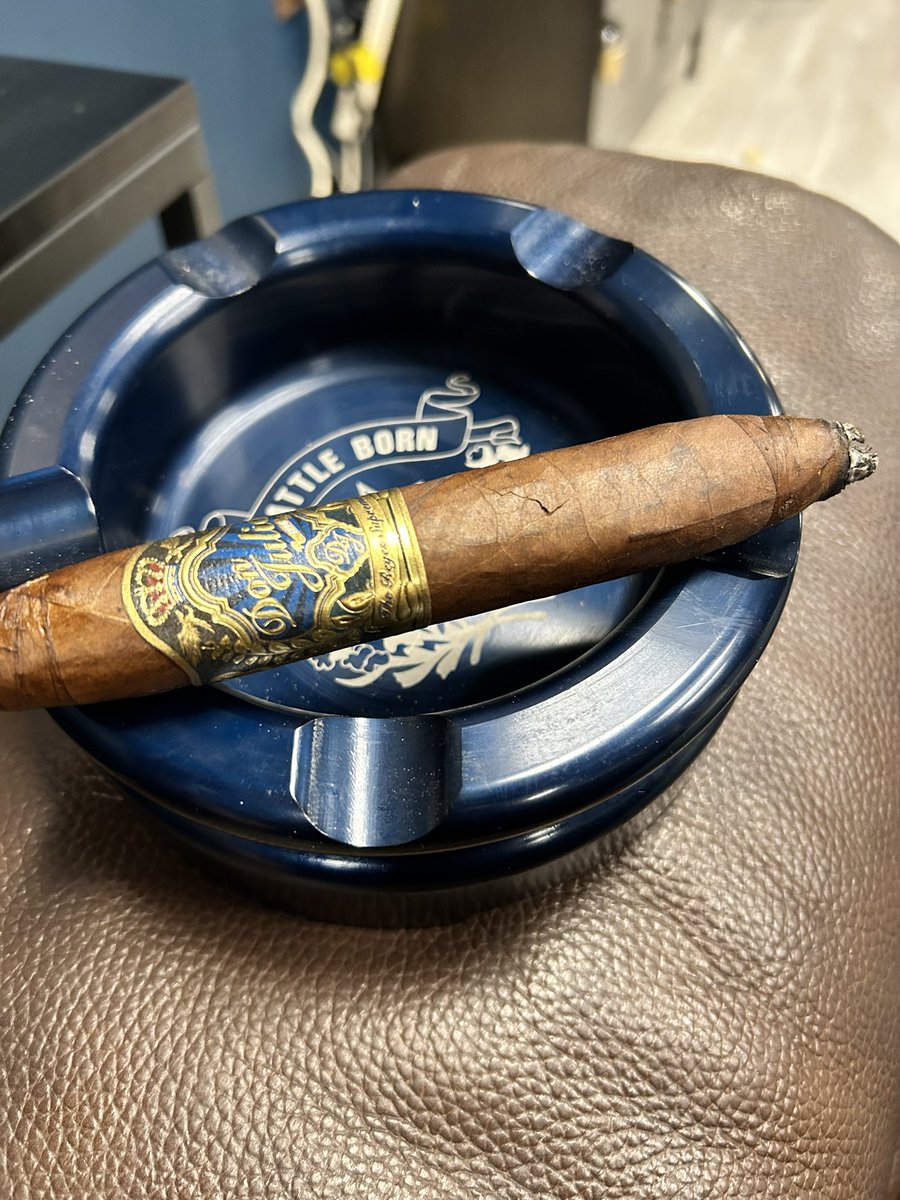 PastorAndPuros's tweet photo. Finishing the work week with the Don Julio Punta #Espada do its thing. Just a solid stick and a good seat at the lounge.
#DonJulioCigars #PuntaEspada #CigarLoungeLife #BoutiqueCigars #SmallBatchSmoke #CigarTime https://t.co/Cm3w39LfsA