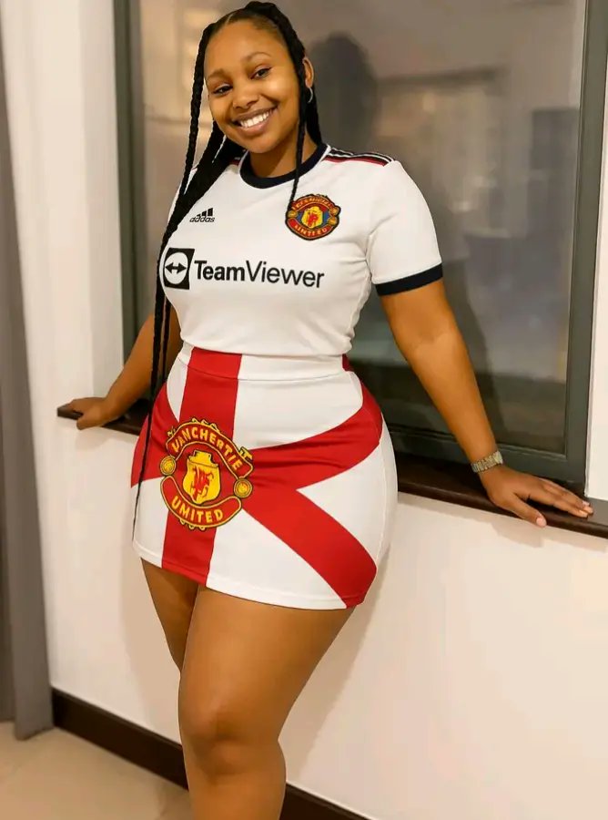 sesko_ug's tweet photo. Good night from the beautiful @ManUtd supporter 😘 https://t.co/MqKlWEeqvc