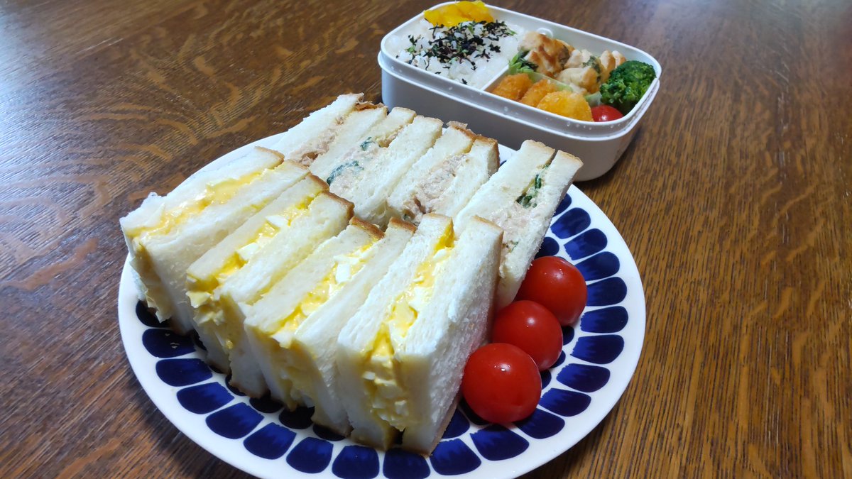 お盆なのに出勤前に朝ご飯用のサンドイッチと自分の弁当作ってエライと自分を褒めて自己肯定感を上げてる。