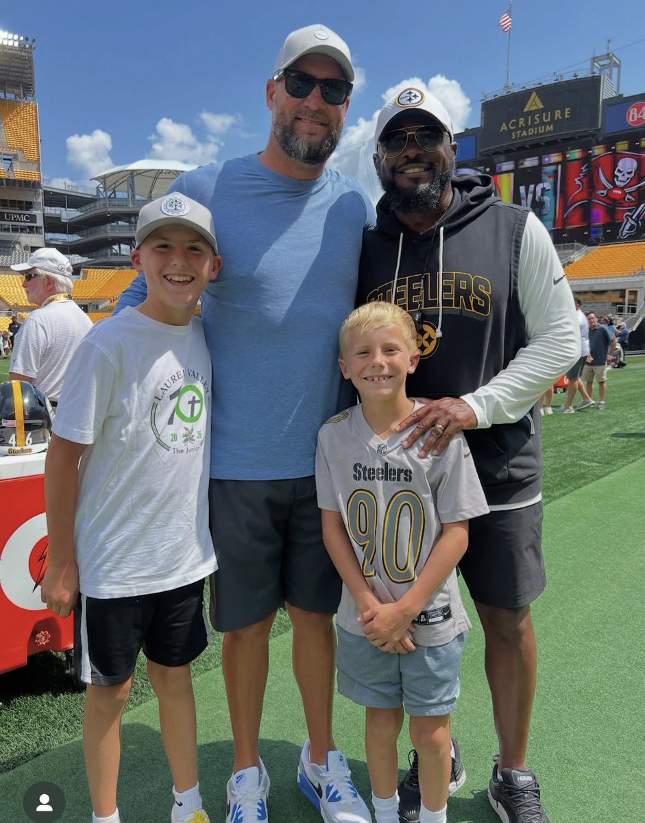 matthewluciow92's tweet photo. Big Ben his sons and Coach Tomlin  

#steelers https://t.co/ZWECiNDqwm