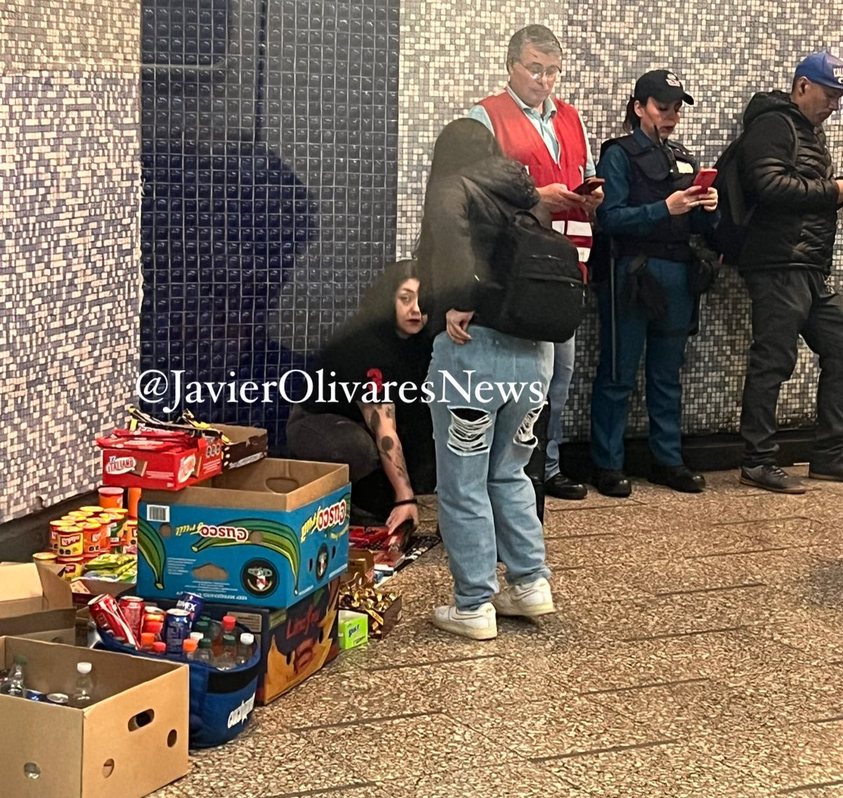 Javier Olivares A (@javierolivares) on Twitter photo 🇨🇱 <a href="/metrodesantiago/">Metro de Santiago - #50Años</a> es cómplice del comercio ambulante. Igual que políticos y autoridades, prefieren mirar para el lado y dejar que la ilegalidad y los delitos se tomen el día a día de los chilenos. 🇨🇱 <a href="/metrodesantiago/">Metro de Santiago - #50Años</a> es cómplice del comercio ambulante. Igual que políticos y autoridades, prefieren mirar para el lado y dejar que la ilegalidad y los delitos se tomen el día a día de los chilenos.