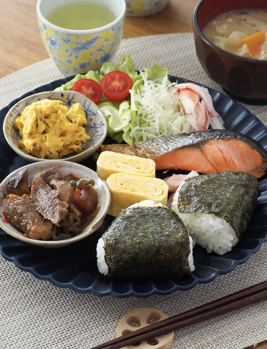 今朝は鮭と細切りステーキと塩おにぎり。普通に朝ごはん食べれるって幸せやなぁ〜誰か作ってくれたらもっと幸せ😆
